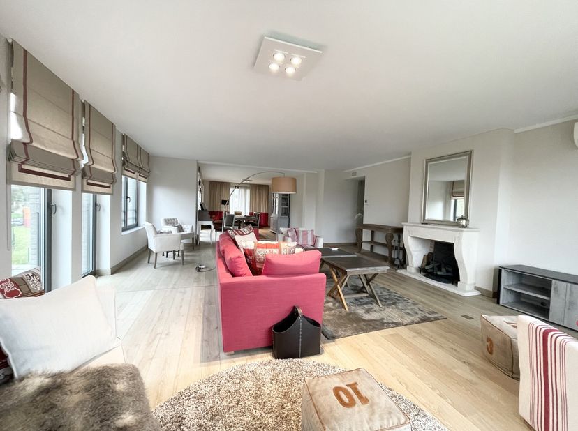 WOLUWE-SAINT-LAMBERT, dans un clos calme à proximité du Shopping, exceptionnel APPARTEMENT MEUBLE(4Ch/4Sdb) de 242 m² bénéficiant de belles réceptions