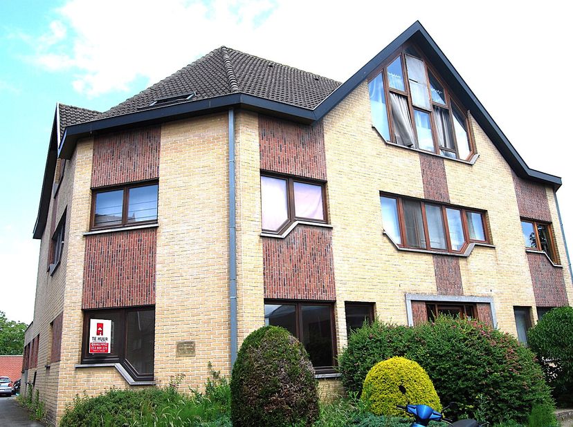 Dit gelijkvloers appartement is gelegen in Lede en betreft een benedenwoning. Het appartement beschikt over een ruime, lichtrijke leefruimte, 2 slaapk