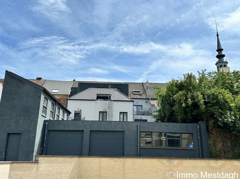 Duplex appartement met terras, autostaanplaats binnen + 6 zonnepanelen&lt;br /&gt;
Energiezuinig recent vernieuwd modern appartement met 6 privatieve zonnep