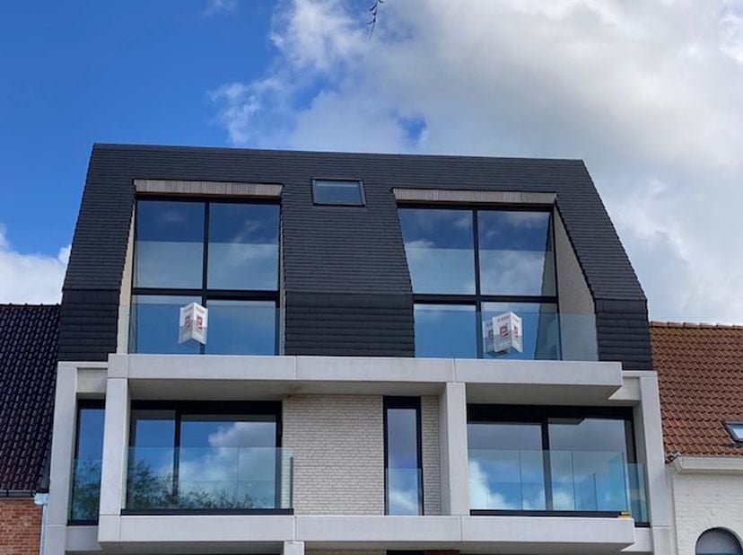 Pprojects ontwikkelde in Lombardsijde een kleinere residentie van 8 eenheden, waarvan er nog een penthouse te koop staat. Het is een 2-slaapkamerappar