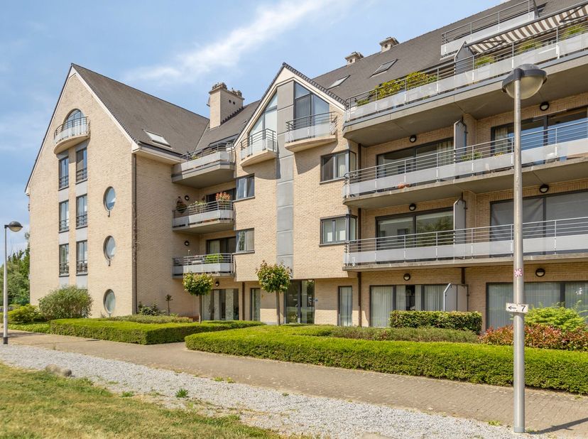 Op zoek naar een ruim, gelijkvloers appartement met alle comfort én een uitstekende ligging? Dan is dit instapklare appartement in residentie Excelsio