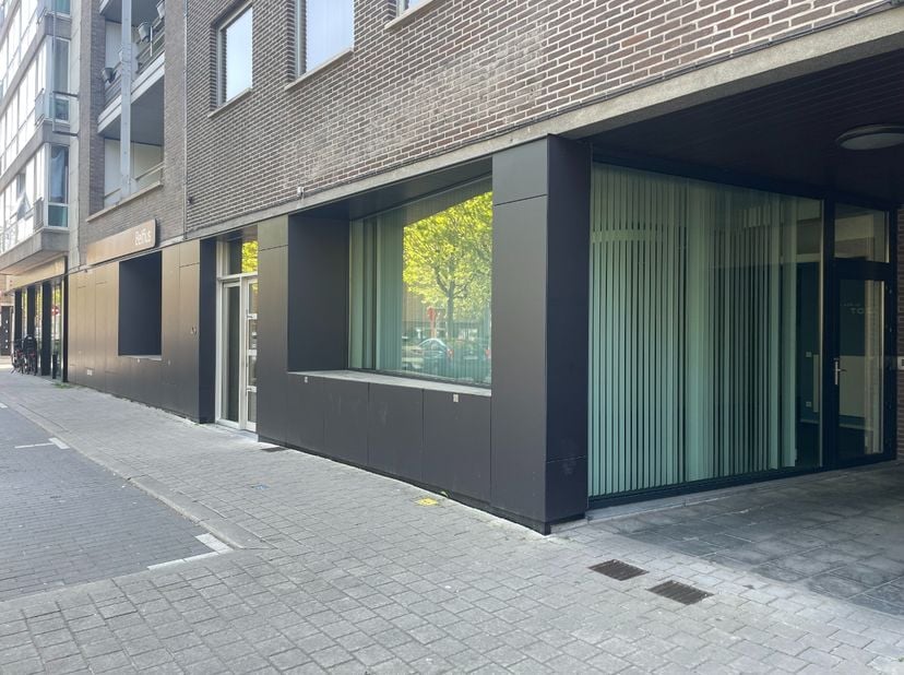 Uiterst centraal gelegen op het Pieter de Coninckplein (in de volksmond het Sint-Amandsplein) te Roeselare.&lt;br /&gt;
Deze reeds functioneel ingedeelde po