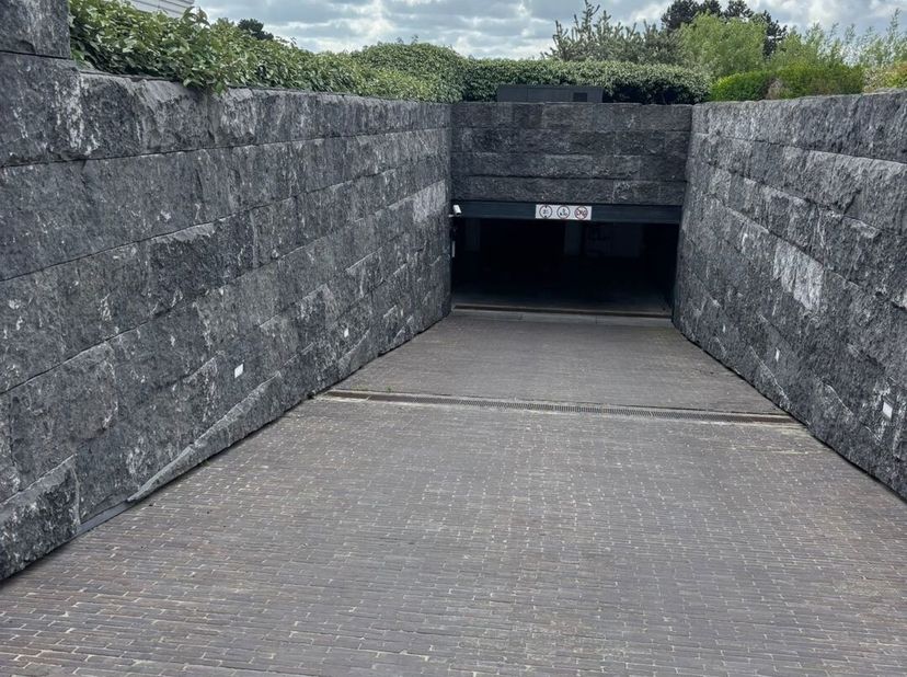 Gesloten garagebox te koop/te huur  Uitstekende ligging in het hart van Knokke&lt;br /&gt;
Deze afgesloten garagebox bevindt zich op de -1 verdieping, recht