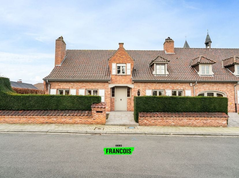 Welkom in deze charmante woning gelegen in de rustige en doodlopende straat te Anzegem, Klokketuin. Deze unieke eigendom combineert een warme, authent