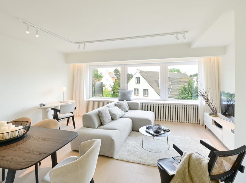 Centraal gelegen appartement met open keuken en prachtig zicht op de villa&#039;s van het Zoute.&lt;br /&gt;
Lichtrijke woonkamer met een uitzonderlijke breedte