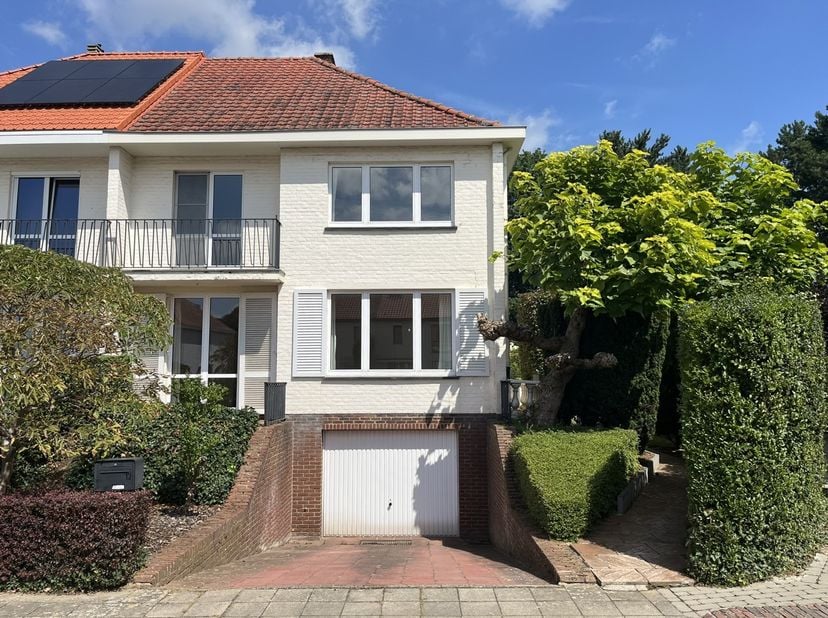 Ontdek deze leuke gezinswoning in een rustige en kindvriendelijke straat vlakbij het centrum van Diest.&lt;br /&gt;
De woning biedt een lichtrijke, ruime wo