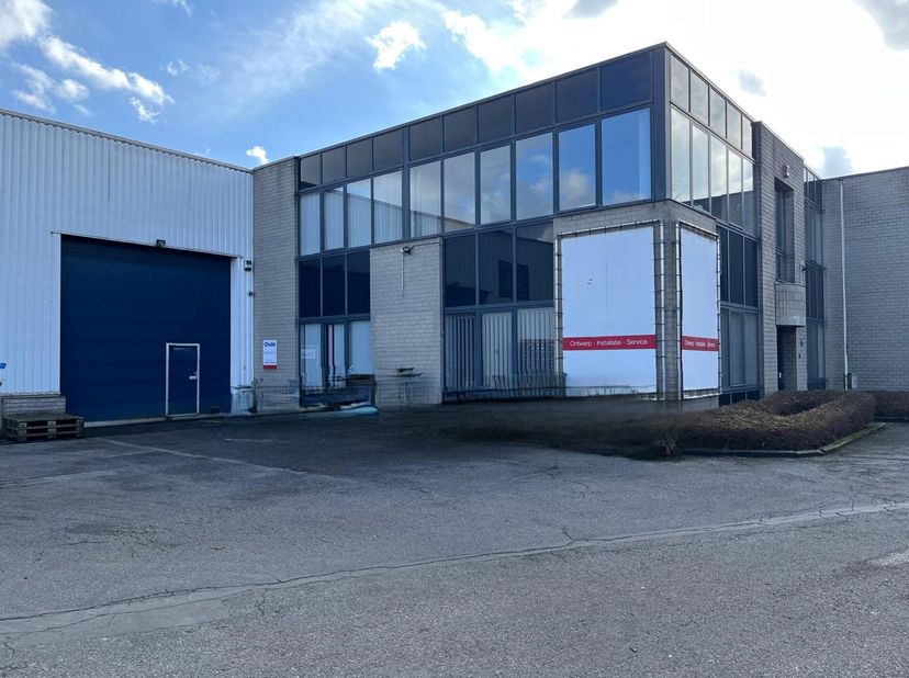 Magazijn met kantoor en parking. Het geheel is centraal gelegen nabij de A12 en de E19.&lt;br /&gt;
Magazijn Unit G  :&lt;br /&gt;
- magazijn : 428,86m²&lt;br /&gt;
- k