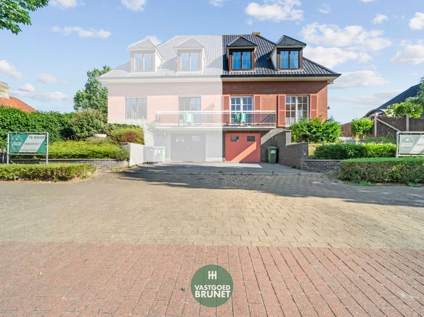 Zeer goede ligging nabij de zee, winkelstraten. Ruime oprit, garage en kelders. Inkom, leefruimte, keuken, trappenhal, twee toiletten, drie kamers, éé