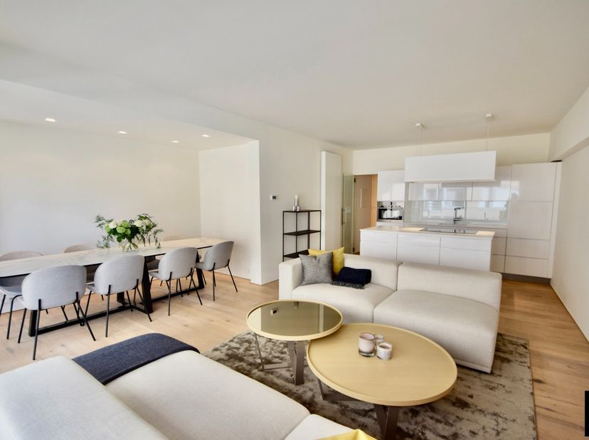 Dit modern appartement met zijdelings zeezicht is ideaal gelegen, vlakbij de winkels in de Kustlaan en op enkele stappen van het strand en de zee.&lt;br