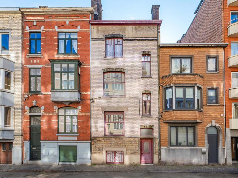 EASYHOME vous propose cette maison unifamiliale, idéalement situé entre la place Général Leman et le pont de Fragnée. Cette bâtisse se compose actuell