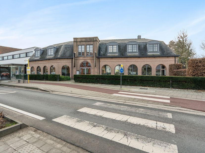 Groot handelspand met appartement op toplocatie aan de Brugse stadsrand! Het pand bevindt zich op de hoek van de Oostendse Steenweg en de Sint-Pieters