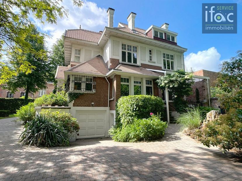 Villa cottage historique et exclusive (&quot;Villa Steuts&quot; ) de 7 chambres à vendre au centre de Tervuren. Cette villa magnifiquement située a été conçue p