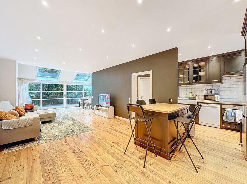 Genval  Très bien situé au carrefour de Genval, Lasne et la Hulpe, AMELOT PROPERTIES vous présente ce triplex de +/-155 m2 au sein d&#039;un immeuble mixte