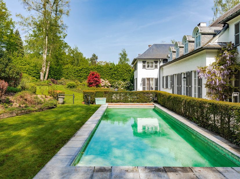 Deze charmante klassieke villa uit de jaren &#039;60 is ideaal gelegen naast Zoniënwoud, in de woonwijk Pins Noirs, en biedt een rustige en exclusieve woon