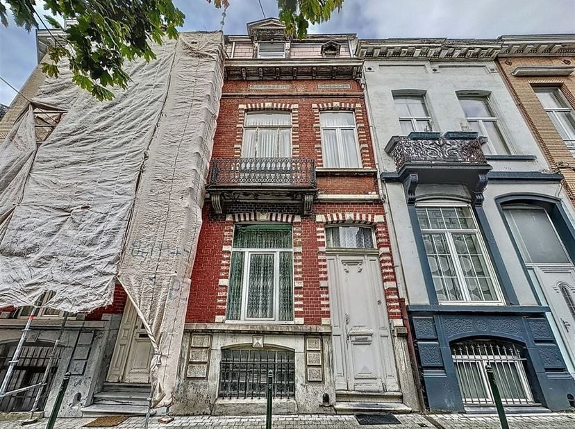 A proximité du Square Armand Steurs - Dans une rue calme et résidentielle - Belle maison 5 chambres de +/- 150m² composée comme suit : Au rez-de-chaus