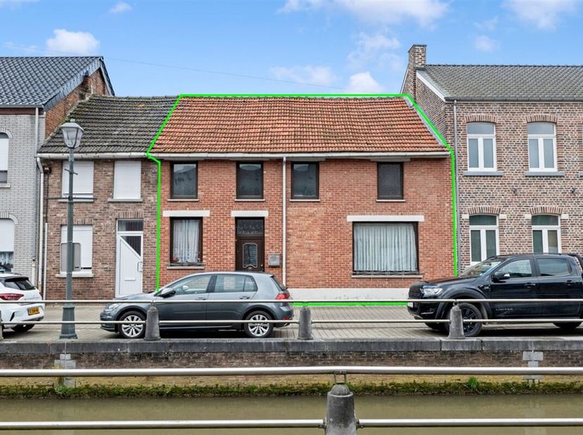We vinden deze te renoveren rijwoning terug in de Schipstraat ter hoogte van nummer 8 te Zoutleeuw. Over de ligging kunnen we niet anders dan lovend z