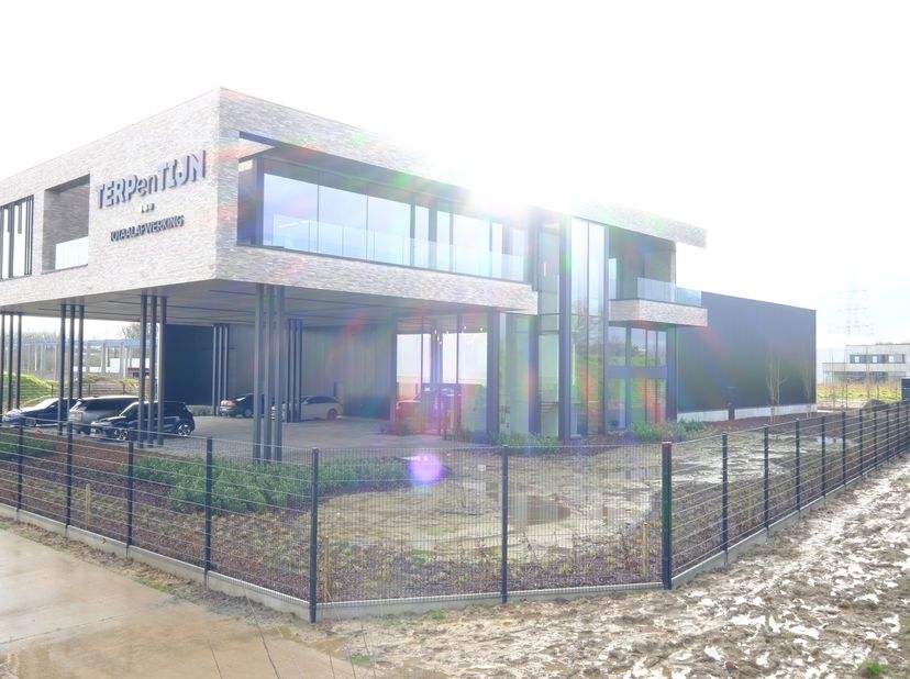 Dit nieuwbouw kantoorruimte van 129m² is gelegen op de eerste verdieping in het complex van Terpentijn.  Het beschikt over een aparte ingang met een b