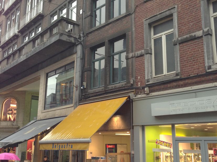 Handelseigendom te huur, gelegen in het centrum van Namen. Dit pand bestaat uit een handelsgelijkvloers van ca. 35 m²+ drie bovengelegen verdiepen. &lt;b