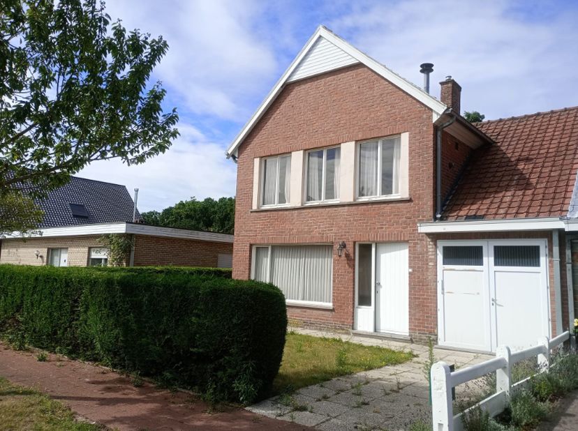 Deze te renoveren woning bevindt zich op een absolute toplocatie in St-Kruis.  In een zeer rustige wijk maar op enkele passen van alle winkels, schole