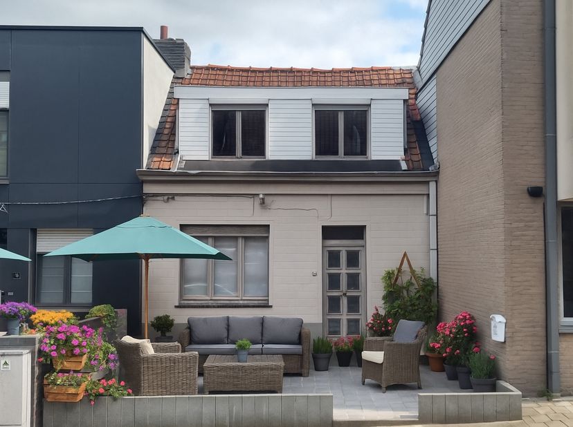 Maison à rafraîchir  proche du centre dHarelbeke&lt;br /&gt;
Située à deux pas du centre dHarelbeke, cette maison offre de belles possibilités !&lt;br /&gt;
Compo