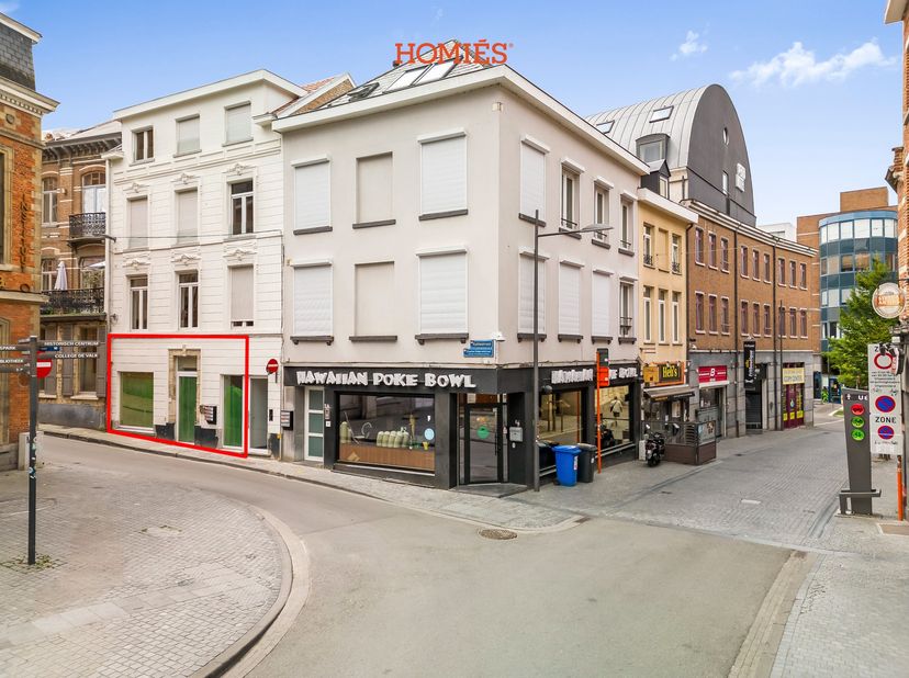 Graag stellen wij u dit commercieel gelegen handelspand voor, op een zichtlocatie in de Charles Deberiotstraat, op de hoek met het wandelgedeelte van