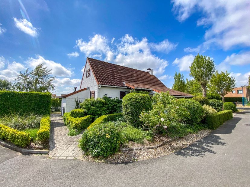 IN OPTIE. VERKOOPSOVEREENKOMST IN OPMAAK. Een prachtige en rustig gelegen vakantiewoning op een terrein van 281m² ideaal voor levensgenieters, zonnekl