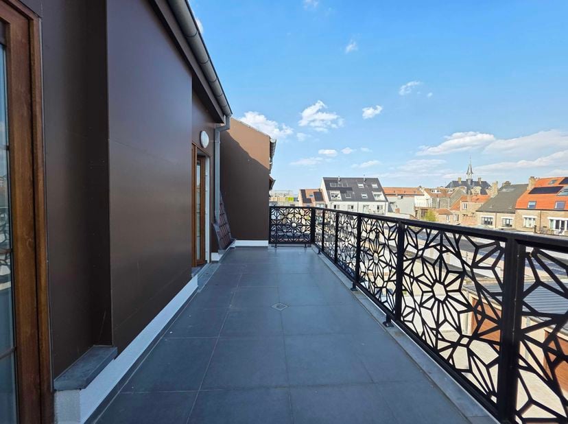 Un duplex superbe et exceptionnellement spacieux, situé dans un endroit central et calme dans la ville de Nieuport, à proximité de la Grand Place, du