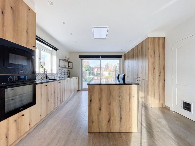 Deze woning werd in 2019 grondig gerenoveerd tot een energiezuinige woning.  Indeling: inkomhal, ruime living met eetkamer, volledig ingerichte keuken