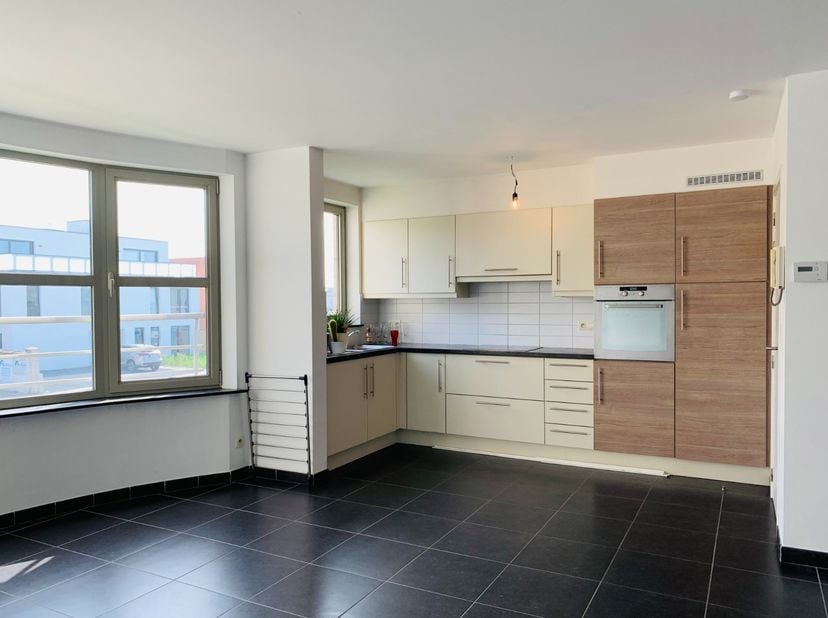 Nabij het centrum van Deinze vinden we dit instapklare, 2-slaapkamerappartement. Scholen, openbaar vervoer, winkels ... in de onmiddellijke omgeving.