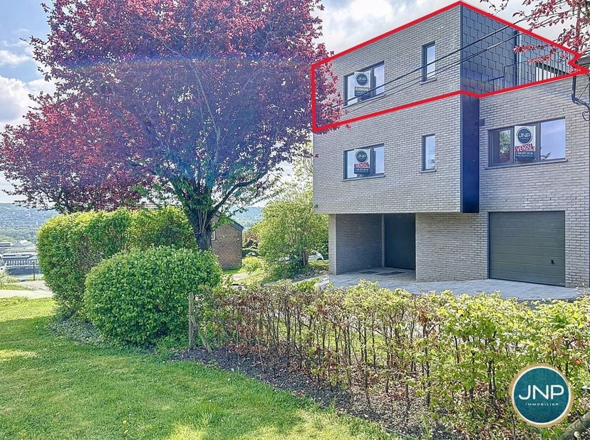JNP Immobilier a le plaisir de vous présenter ce penthouse contemporain et neuf sur les hauteurs de Jemeppe. Situé au 2e étage dune petite copropriété