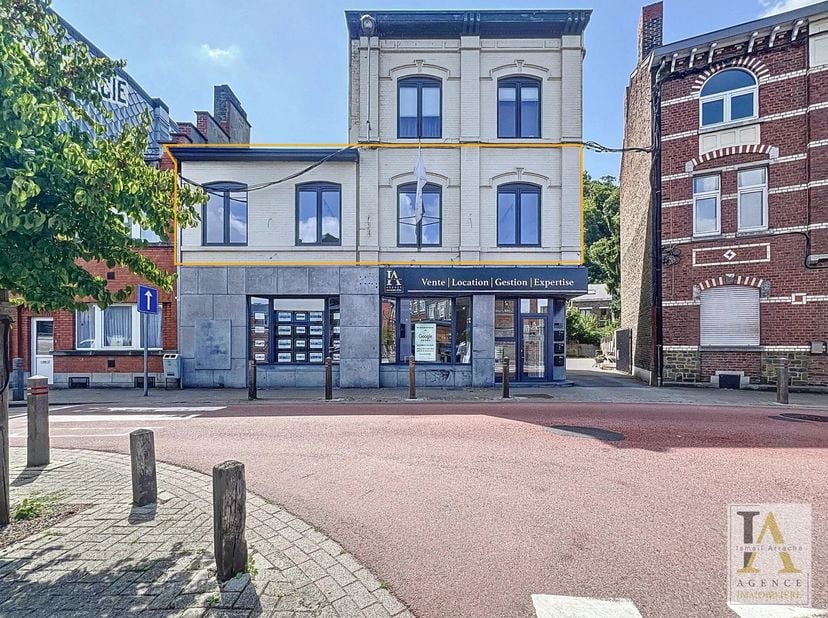 Situé au 1er étage dun petit immeuble résidentiel, cet appartement entièrement neuf, jamais habité, offre un cadre de vie moderne et confortable en pl