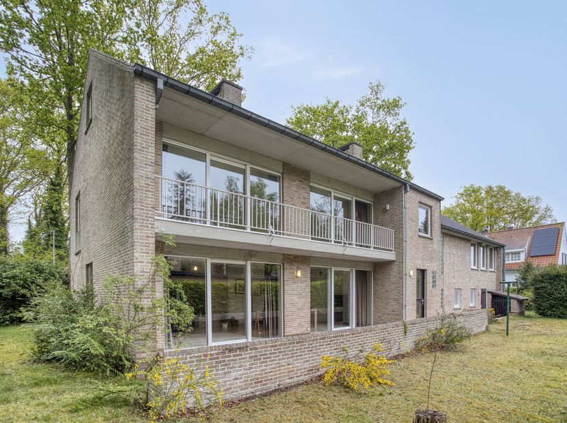 In het jaar 1982 werd dit verrassend ruim, vrijstaand huis op de hoek van de Brieversweg/ Puienbroeklaan op een zuid georiënteerd perceel van 1.025 m²