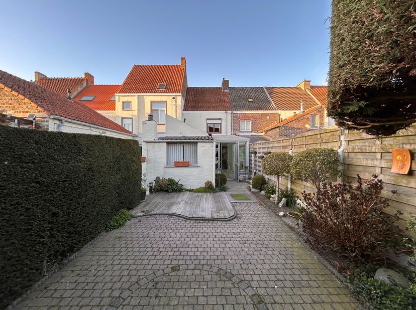 Goed onderhouden woning gelegen in de Moerkerkse Steenweg te Sint-Kruis op fietsafstand van de binnenstad van Brugge. Alle winkels in de directe nabij