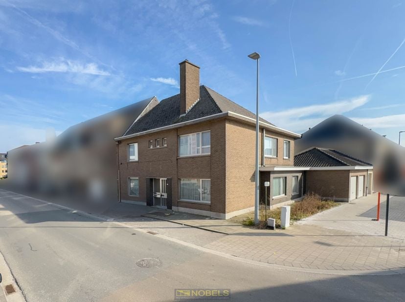 Deze VEELZIJDIGE EIGENDOM met TWEE WOONENTITEITEN bevindt zich op een TOPLOCATIE in het HART VAN OUDENAARDE, op WANDELAFSTAND van diverse WINKELS, SCH