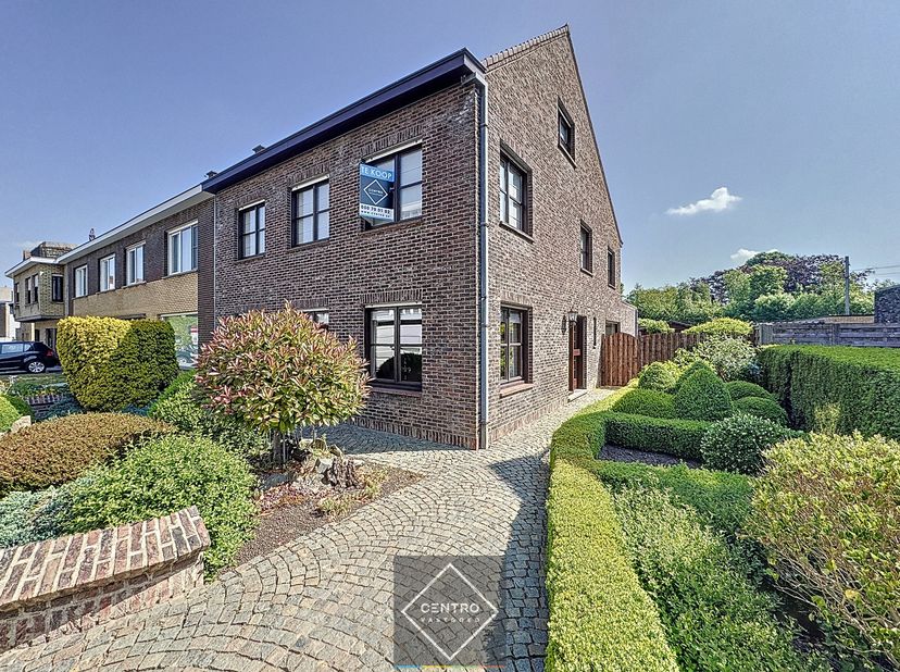 Degelijke en PERFECT ONDERHOUDEN woning met 3 s à 4 lpks, dressing, 2 garages, UITWEG achteraan en tuin met 2 LEUKE ZONNETERRASSEN te Torhout!&lt;br /&gt;
&lt;