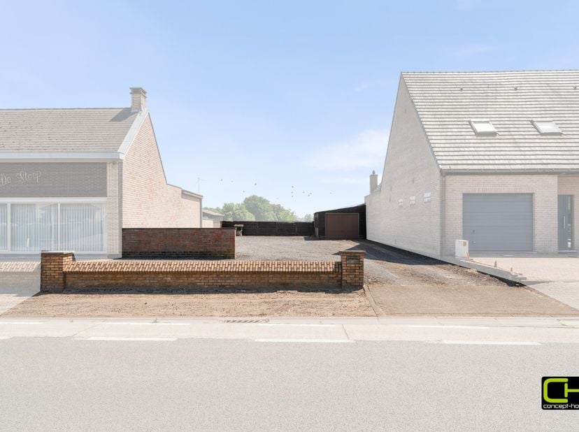 Dit perceel bouwgrond heeft een totale grondoppervlakte van 398 m² en is gelegen nabij het centrum van Ertvelde met verschillende commerciële handelsz