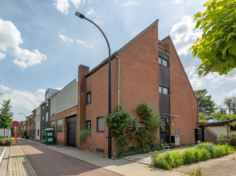 Deze schitterende woning werd in 1980 voor de huidige eigenaars getekend en gebouwd, met een duidelijke klemtoon op gebruikte materialen, unieke creat