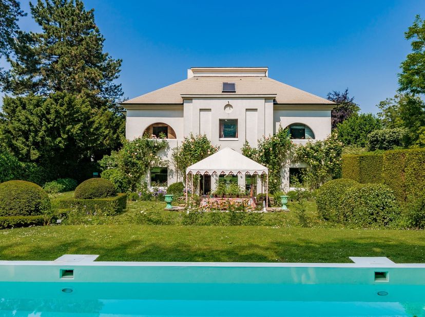 Élégante villa de caractère avec piscine et jardin plein sud&lt;br /&gt;
Située dans un très beau quartier résidentiel, cette superbe villa de caractère con