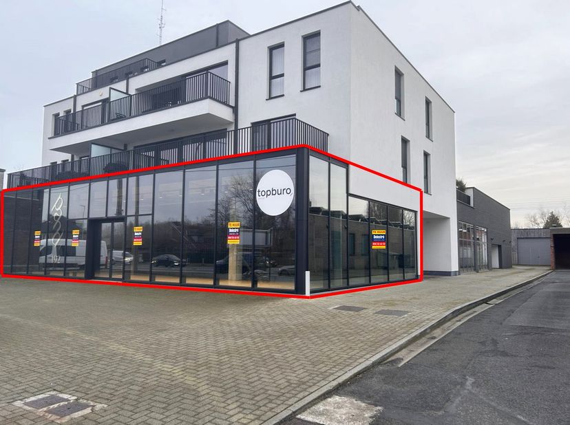 High-end modern commercieel pand (627 m²) met kantoorruimte (211 m²) te huur, gelegen langs de gekende Gentsesteenweg met een uitstekende zichtbaarhei