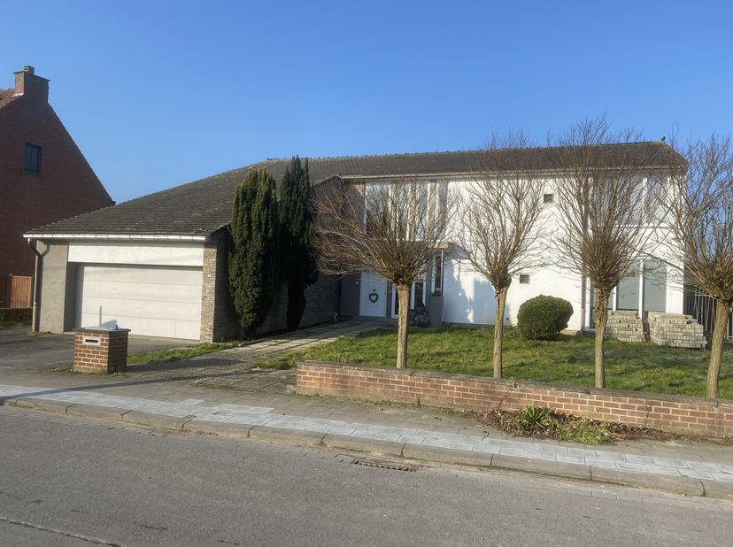 Grote villa/kangoeroewoning te koop in Ledegem, Kortwagenstraat 17. Onmiddellijk beschikbaar bij akte. We betreden deze woning via de ruime inkomhal m
