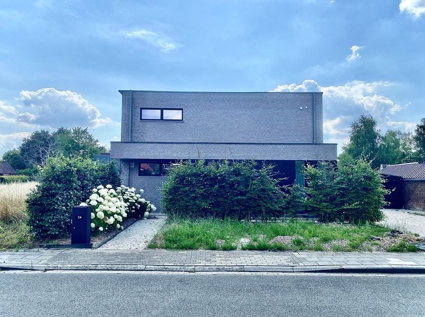 Graag presenteren wij u deze prachtige, energiezuinige woning met 4 slaapkamers en tuin te Wilsele. De nabijheid van winkels, scholen, openbaar vervoe