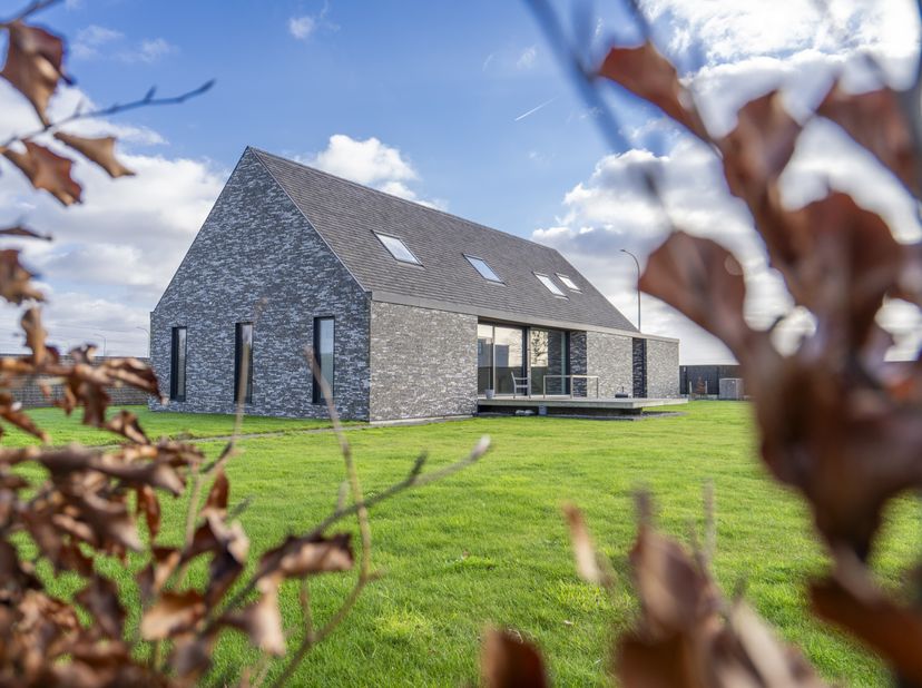 De woning, gebouwd in 2019, is ontworpen met oog voor flexibiliteit en duurzaamheid. Het modulaire ontwerp maakt het mogelijk om eenvoudig extra ruimt