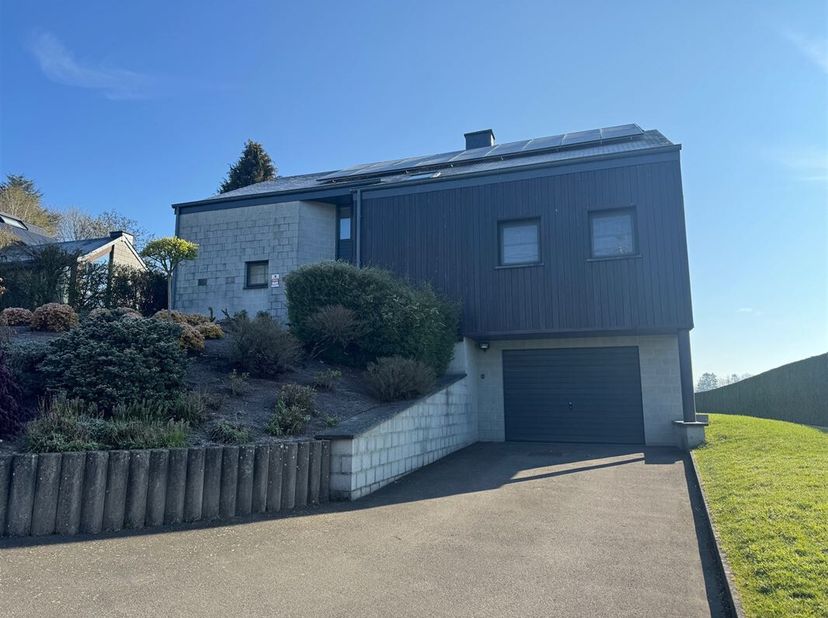 Gelegen aan de rand van het prachtige stadje Houffalize, mooie villa met vrij uitzicht, terras, tuin en verzorgde omgeving. Het bestaat uit een inkomh