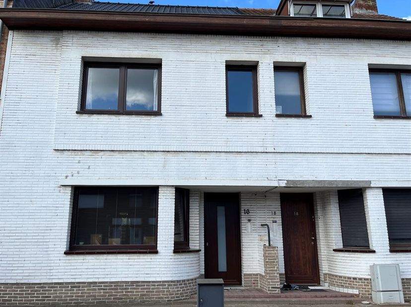 Charmante woning met 3 slaapkamers en terras!&lt;br /&gt;
Ligging:&lt;br /&gt;
De woning is gunstig gelegen nabij winkels, scholen, openbaar vervoer en de snelweg