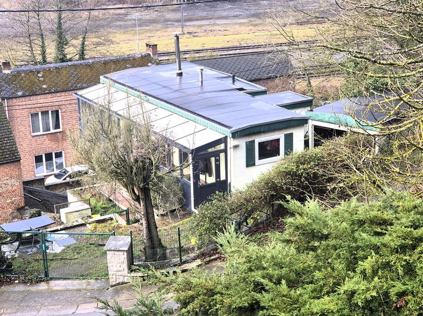 Belle maison 4 façades (2ch) avec garage et jardin Composition : Rdch : Véranda, séjour, cuisine équipée ouverte, salle de bain et 1 chambre Sous-sol
