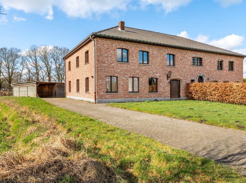 Deze half open bebouwing is zeer rustig gelegen op een ruim stuk grond van meer dan 16a te midden van een groene landelijke omgeving. &lt;br /&gt;
&lt;br /&gt;
He