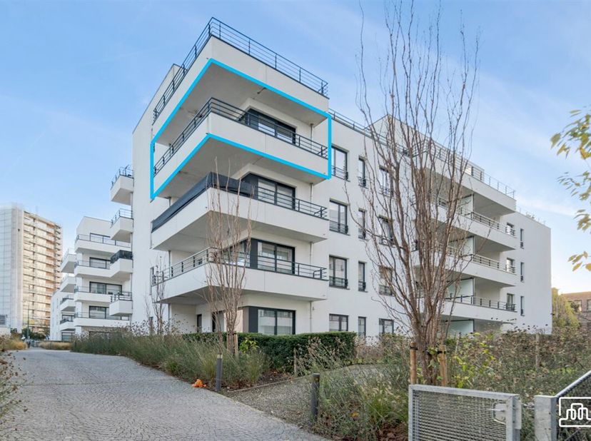 EVERE: Stijlvol en lichtrijk 2-slaapkamer hoekappartement met berging en overdekte staanplaats, gelegen in de onmiddellijke omgeving van NATO. Dit app