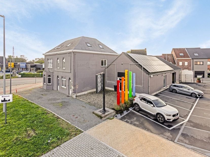 Op zoek naar een strategische locatie voor uw zaak? Deze commerciële ruimte aan de Brakelsesteenweg 162 biedt maar liefst 305 m² winkeloppervlakte, in