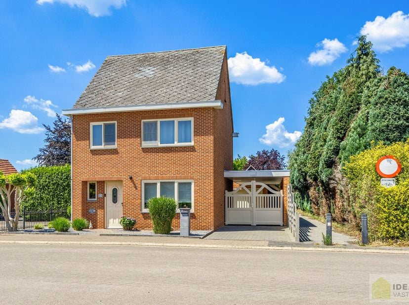 KNAPPE EN INSTAPKLARE WONING MET EEN LICHTRIJKE OPEN LEEFRUIMTE, 3 SLAAPKAMERS, AFGEWERKTE ZOLDERVERDIEPING (TE GEBRUIKEN ALS 4e SLAAPKAMER) EEN RUIME