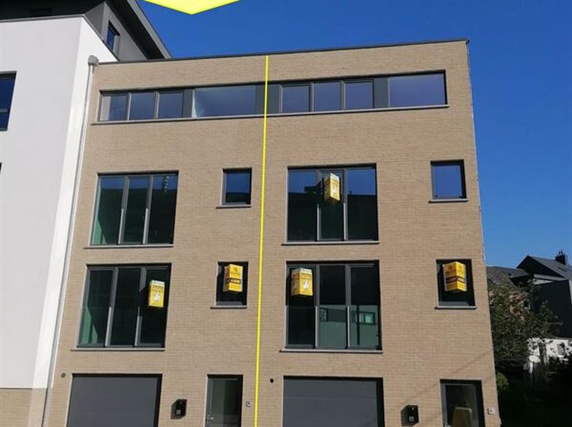 Maison, de type bel-étage, sur 3 niveaux répartis sur 192 m² avec grande terrasse de 19.43 m² et jardin de 25,8 m².&lt;br /&gt;
 Elle  se compose, en sous-s